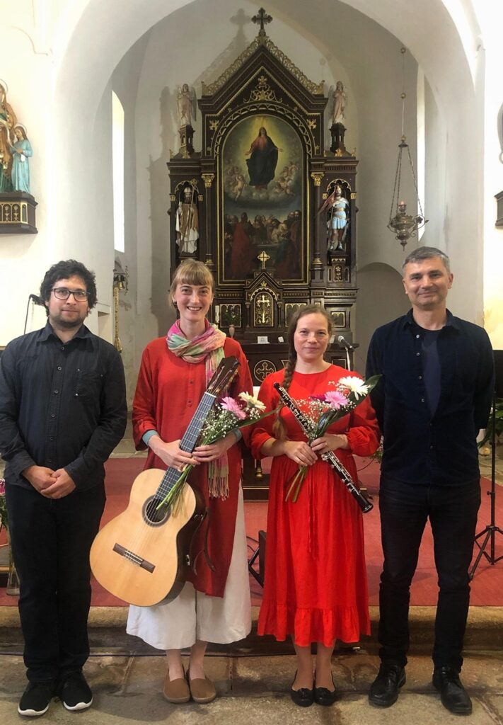 Kerberos Ensemble (Magdaléna Kyselovičová a Nikola Liederhaus) v Nové Včelnici, Společná fotografie se starostou města (Tomáš Hrubec - vpravo) a s organizátorem akce (Michael Bok - vlevo) 